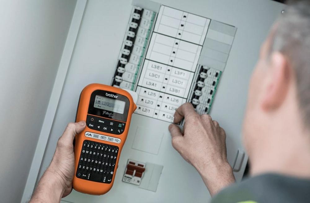 изображение Принтер для печати этикеток Brother PT-E110VP в кейсе с дополнительными расходными материалами - изображение 6